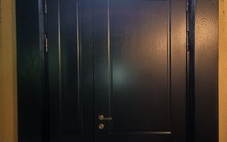 парадная двухстворчатая дверь с отделкой МДФ, фото с места установки