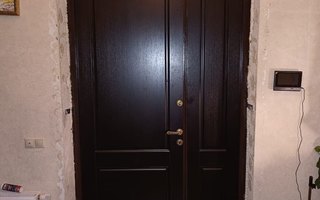 парадная двухстворчатая дверь ПД-67 с отделкой МДФ, фото с места установки