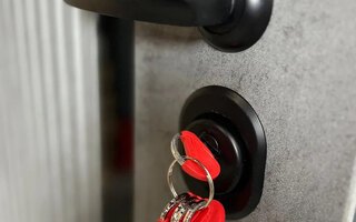 фурнитура металлической двери с зеркалом в полный рост