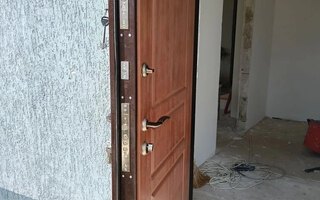 входная дверь с терморазрывом и двумя замками
