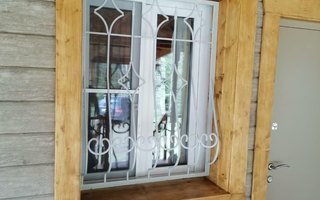 кованная дутая решетка для двустворчатого окна