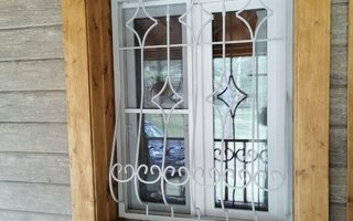 дутая кованная решетка с белой порошковой краской