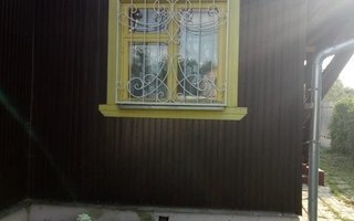 решетка сварная белого цвета для двустворчатого окна