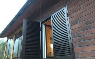 распашные жалюзийные ставни для дачного дома