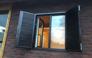 стальные распашные ставни для дачного дома с двумя замками
